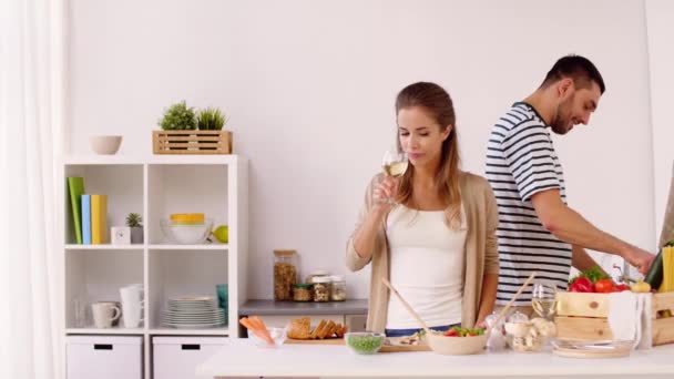 Casal feliz cozinhar comida e se divertindo em casa — Vídeo de Stock