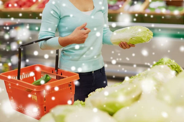 购物篮和大白菜在杂货店的女人 — 图库照片