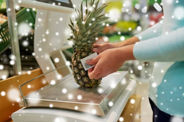 顾客与菠萝在规模在杂货店 — 图库照片