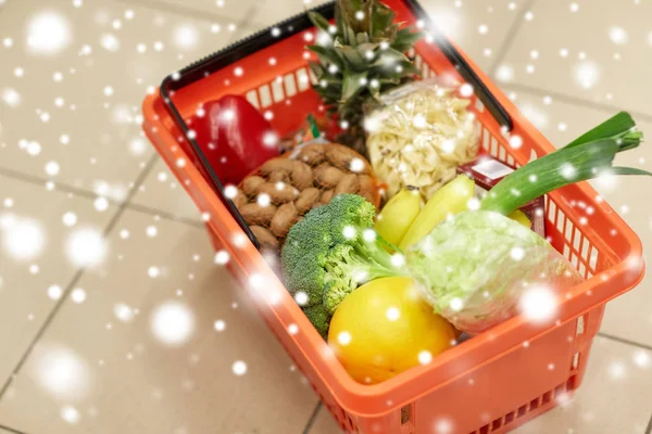 Корзина для еды на полу в продуктовом или супермаркете — стоковое фото