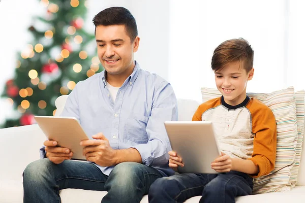 Feliz padre e hijo con la tableta PC en Navidad — Foto de Stock