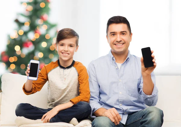 快乐的父亲和儿子在圣诞节的智能手机 — 图库照片