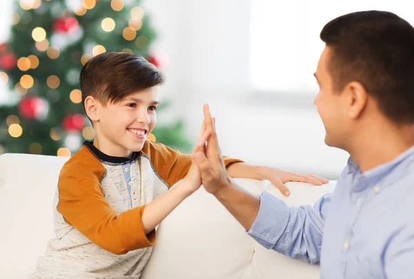 Felice padre e figlio facendo il cinque a Natale — Foto Stock