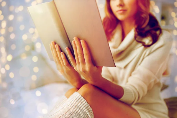 Primer plano de la joven leyendo libro en casa — Foto de Stock