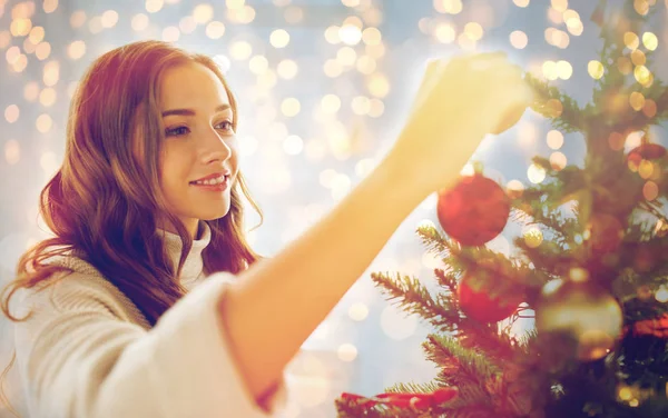 크리스마스 트리를 장식 하는 행복 한 젊은 여자 — 스톡 사진