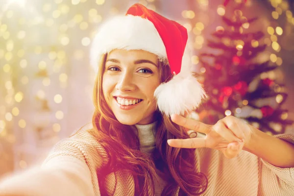 Mulher feliz tomando selfie sobre árvore de natal — Fotografia de Stock