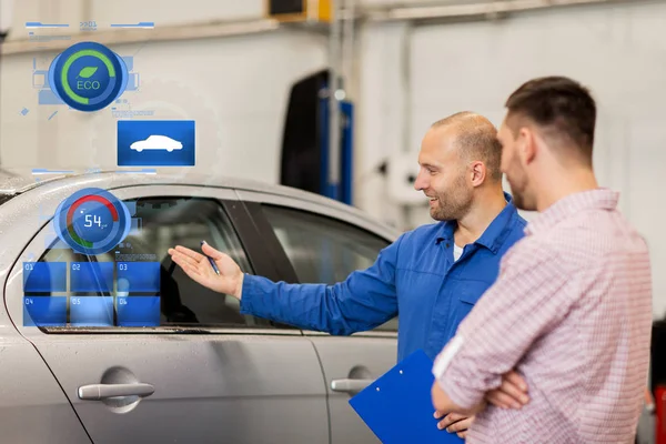 Auto monteur met klembord en man bij de auto-shop — Stockfoto