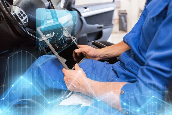 Hombre mecánico con la PC de la tableta que hace el diagnóstico del coche — Foto de Stock