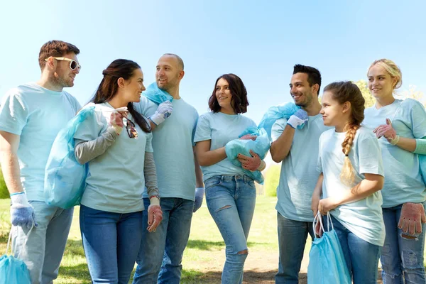 Grupo de voluntários com sacos de lixo no parque — Fotografia de Stock