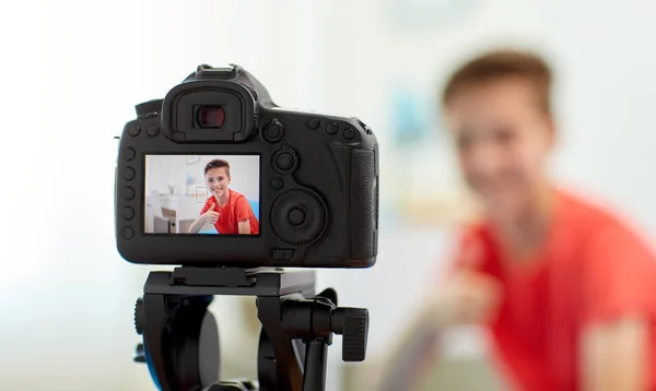 Caméra enregistrement vidéo de blogueur garçon à la maison — Photo