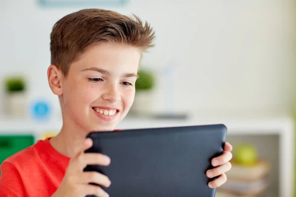 Primer plano del niño con la computadora de la tableta PC en casa —  Fotos de Stock