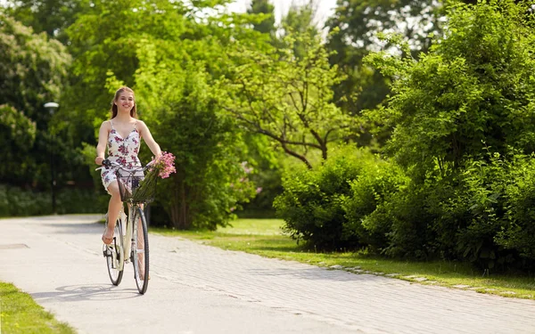 Felice donna in sella fixie bicicletta nel parco estivo — Foto Stock