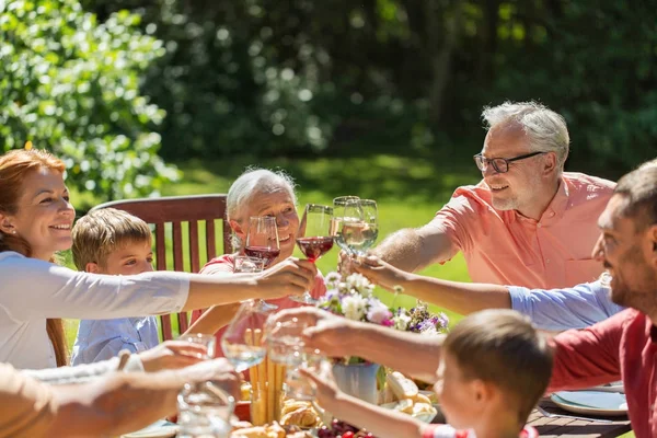 Mutlu bir aile yemek yiyor ya da bahçe partisi veriyor. — Stok fotoğraf