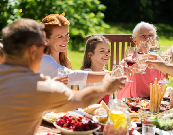 Glückliche Familie beim Abendessen oder Sommerfest im Garten — Stockfoto
