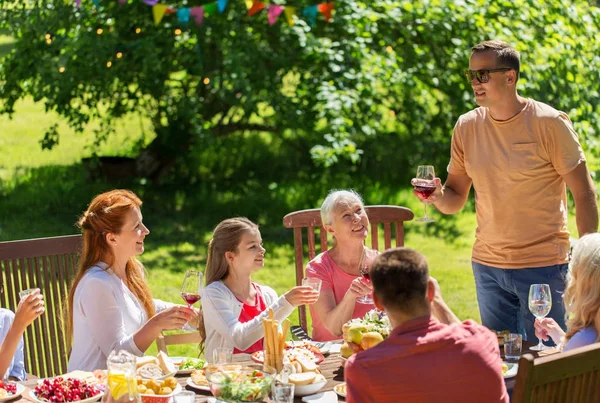Familia feliz cena o fiesta de jardín de verano — Foto de Stock