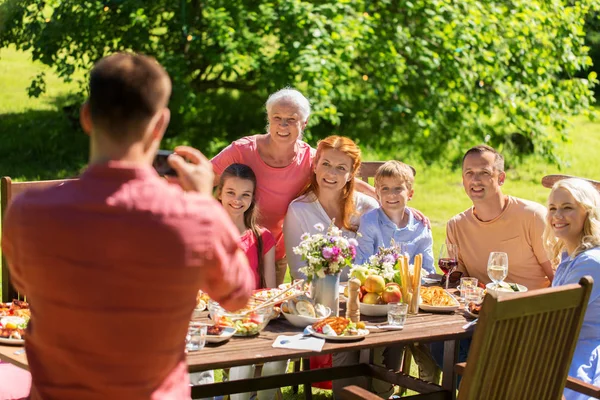 Glückliche Familie fotografiert im Sommer mit dem Smartphone — Stockfoto