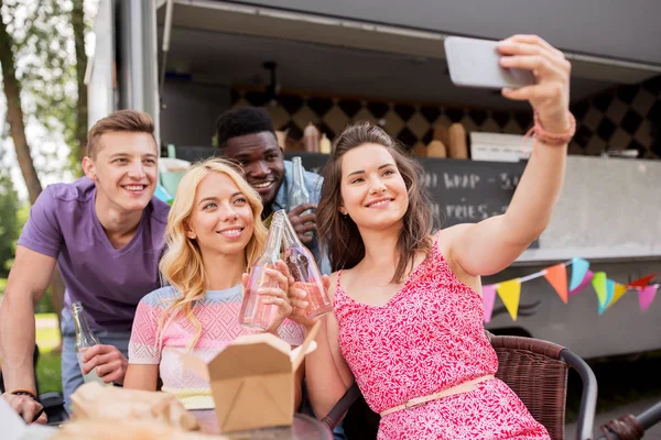 Happy mladí přátelé pořizování selfie v kamionu potravin — Stock fotografie