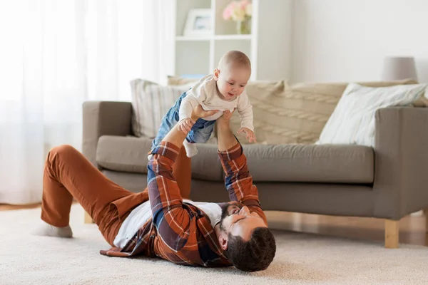 Feliz padre con pequeño niño en casa — Foto de Stock