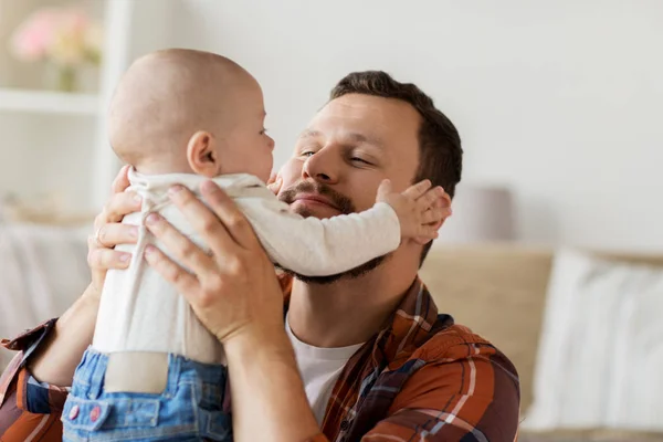 Close up van vader met kleine babyjongen thuis — Stockfoto