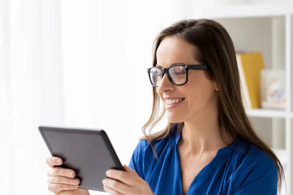 Frau mit Tablet-PC arbeitet zu Hause oder im Büro — Stockfoto