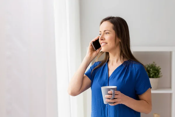 Женщина звонит на смартфон в офисе или дома — стоковое фото