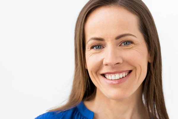 Cara de feliz sonriente mujer de mediana edad —  Fotos de Stock