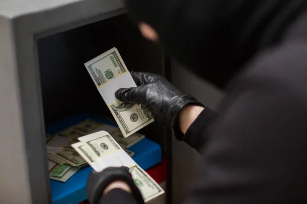 Злодій краде гроші з сейфу на місці злочину — стокове фото