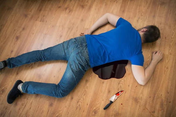 Тело мертвеца лежало на полу на месте преступления — стоковое фото