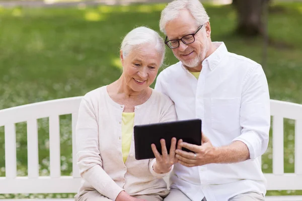 Felice coppia anziana con tablet pc al parco estivo — Foto Stock