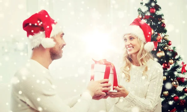 幸せなカップル自宅クリスマス ギフト ボックス ロイヤリティフリーのストック写真