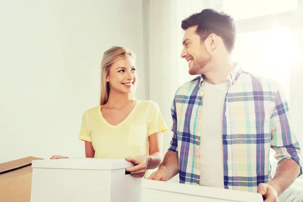 Sonriente pareja con grandes cajas moviéndose a nuevo hogar —  Fotos de Stock