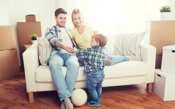 Familia feliz mudándose a un nuevo hogar y jugando pelota —  Fotos de Stock
