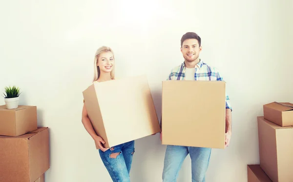 Sorrindo casal com grandes caixas se movendo para nova casa — Fotografia de Stock