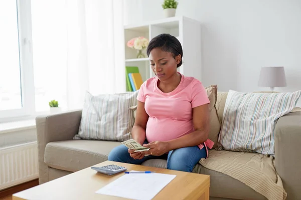 Pregnant woman counting money at home — Stock Photo, Image