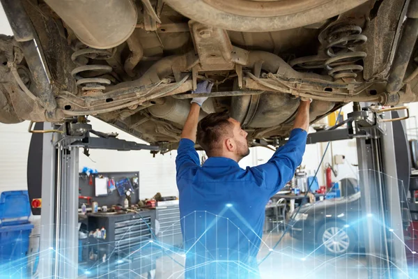 Mechaniker oder Schmied reparieren Auto in der Werkstatt — Stockfoto