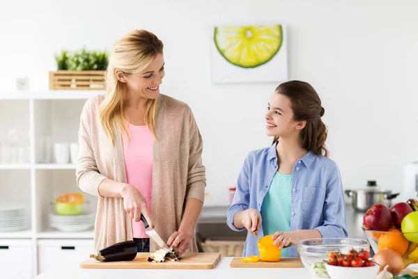 Glückliche Familie Kochen Abendessen in der heimischen Küche — Stockfoto