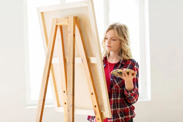 Student girl with easel painting at art school — Stock Photo, Image