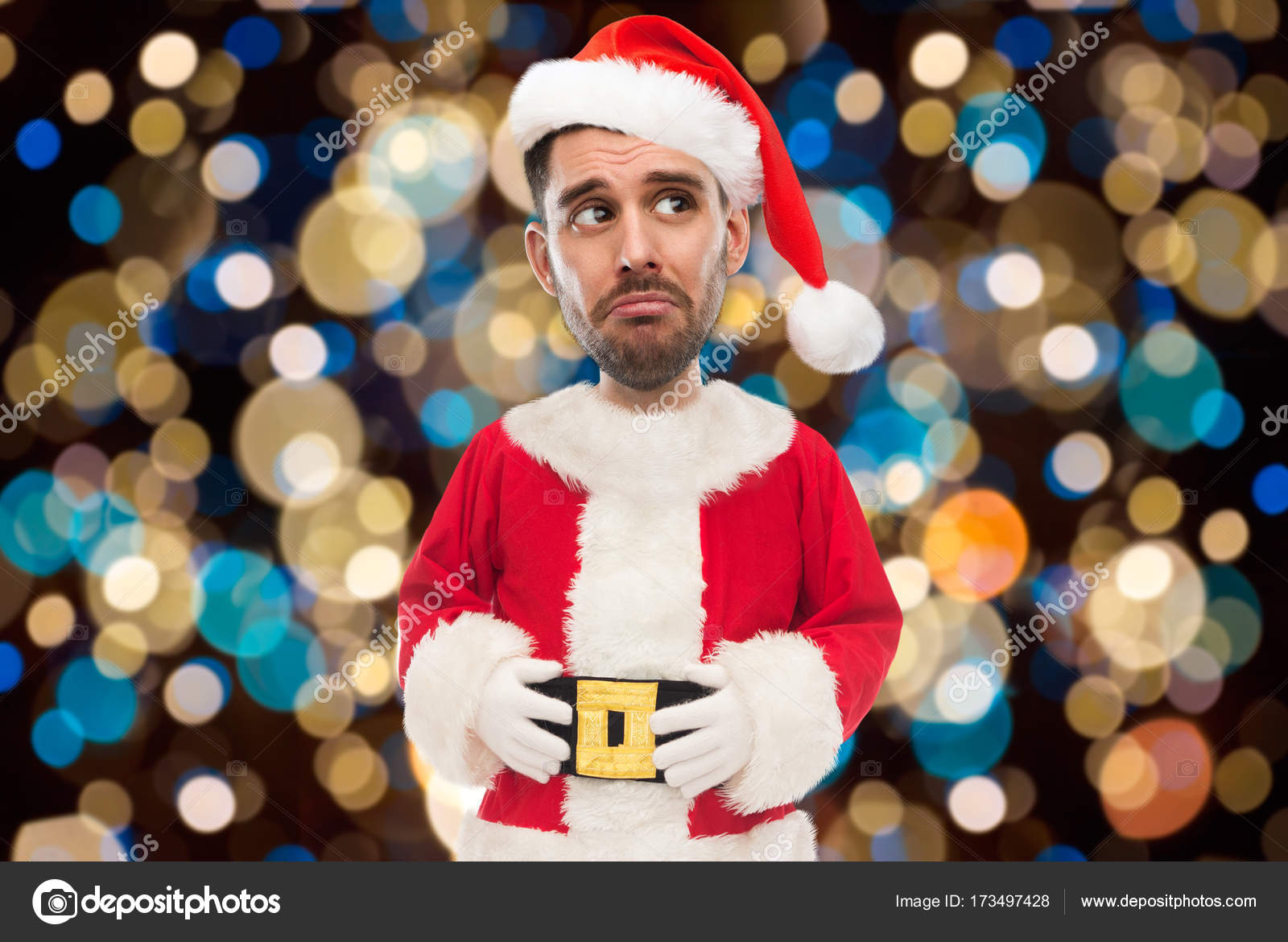 Homme Triste En Costume De Santa Au Fil Des Lumières De Noël