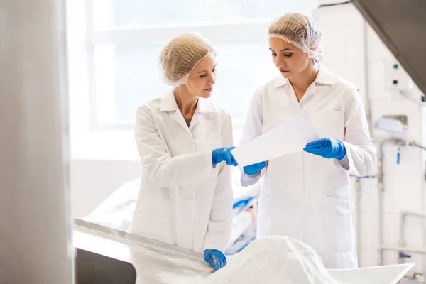 Mujeres tecnólogos que trabajan en la fábrica de helados — Foto de Stock