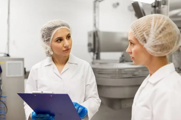 Mujeres tecnólogos en la fábrica de helados — Foto de Stock