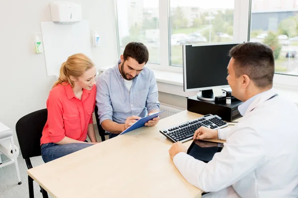 Par gästande läkare på familjeplanering klinik — Stockfoto