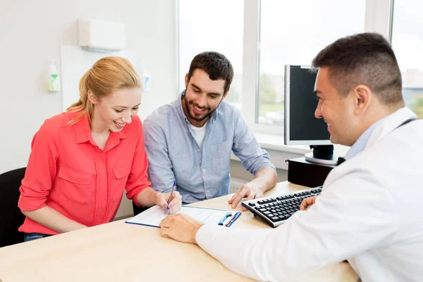 Paar bezoekende arts bij gezinsplanning kliniek — Stockfoto