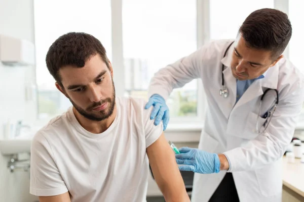 Doente e médico com seringa a fazer injeção — Fotografia de Stock