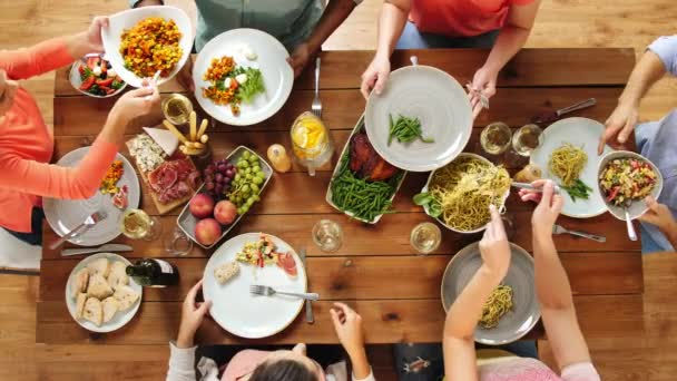 Élelmiszer asztalnál eszik emberek csoportja — Stock videók