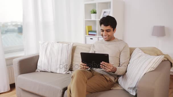 Indian man posiadające połączenie wideo na komputerze tablet pc w domu — Wideo stockowe