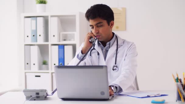 Ο γιατρός με έγγραφα, καλώντας στο τηλέφωνο στο νοσοκομείο — Αρχείο Βίντεο