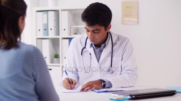 Medico che scrive prescrizione per il paziente in clinica — Video Stock