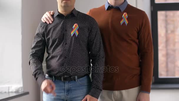 Macho pareja con gay orgullo conciencia cintas — Vídeo de stock