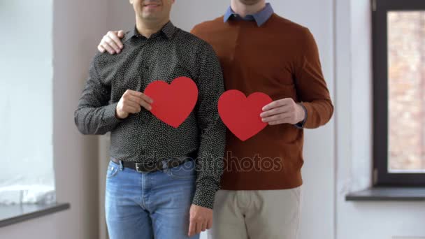 Mâle gay couple avec rouge coeur formes à la maison — Video