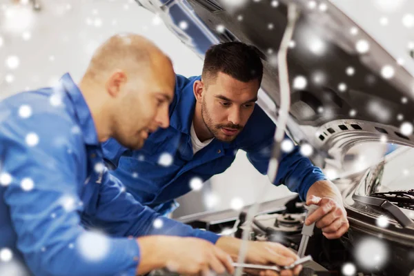 Mechanik mužů s klíč opravy automobilů v dílně — Stock fotografie